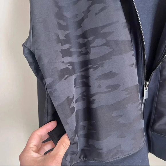 New Balance Determination Reversible Jacket Size Medium - Picture 11 of 14